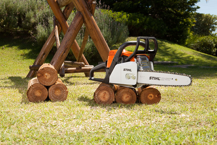 STIHL - Recomendada para atividades de corte de lenha, poda, serviços leves  e uso ocasional em pequenas propriedades, a motosserra STIHL MS 170 possui  elementos que facilitam a operação, além do desenho